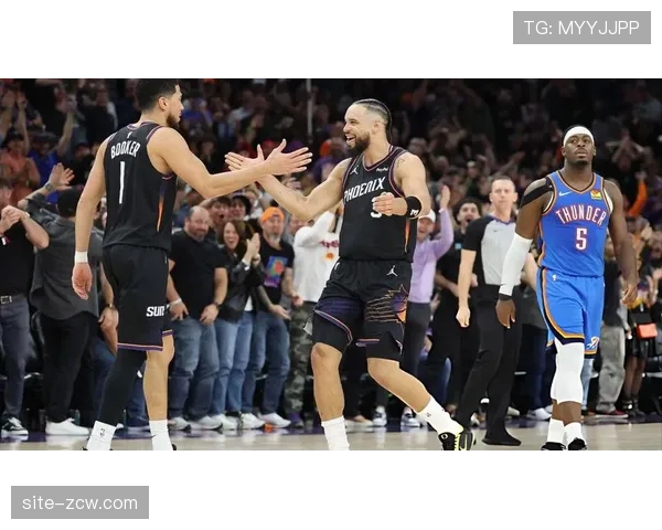 太阳四连胜逼近西部前六 布克56.69%真实命中率撑起进攻 太阳四连胜逼近西部前六 布克56.69%真实命中率撑起进攻